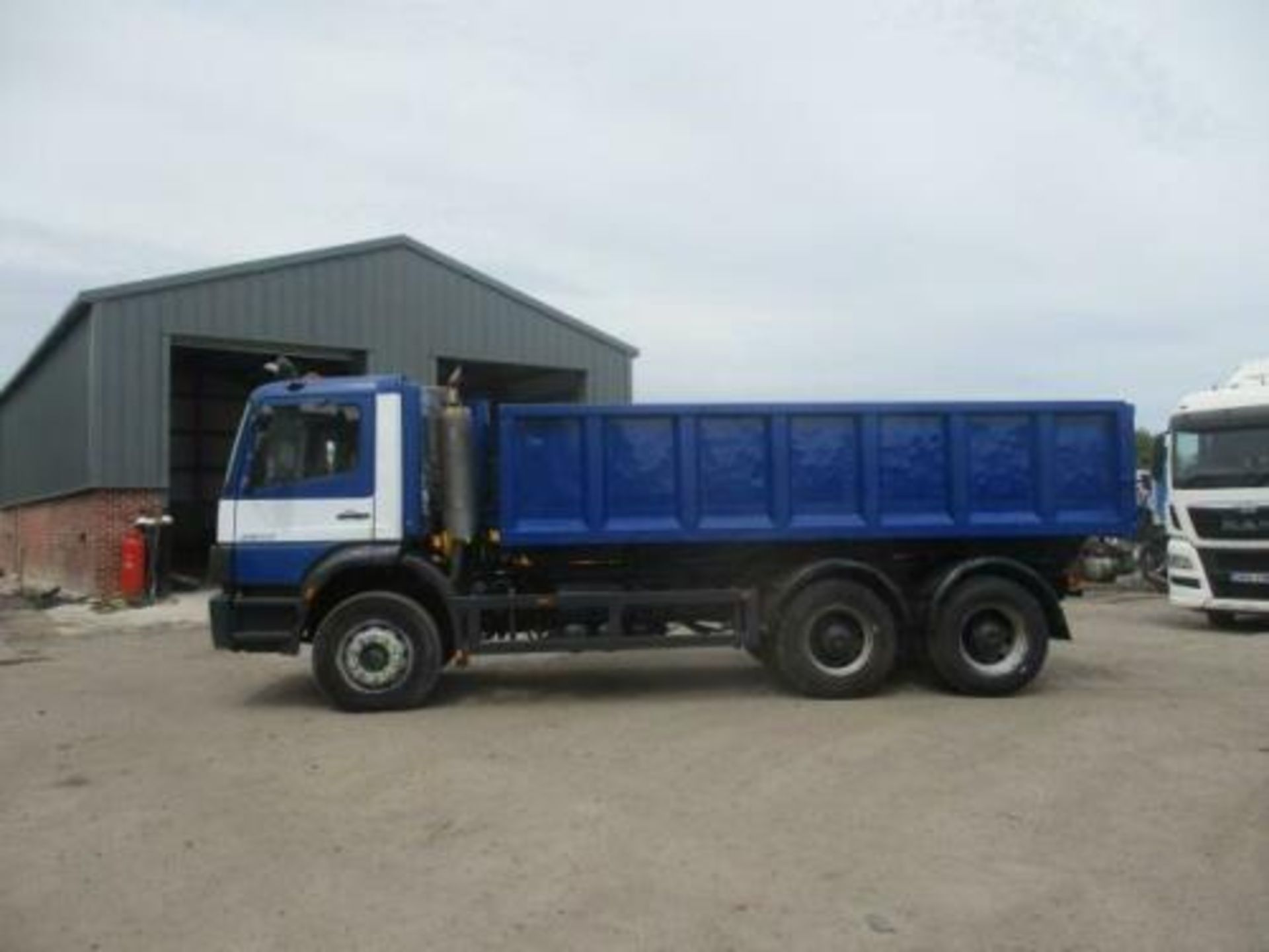 Mercedes 2633b Tipper with hub reduction 2004 - Image 2 of 12