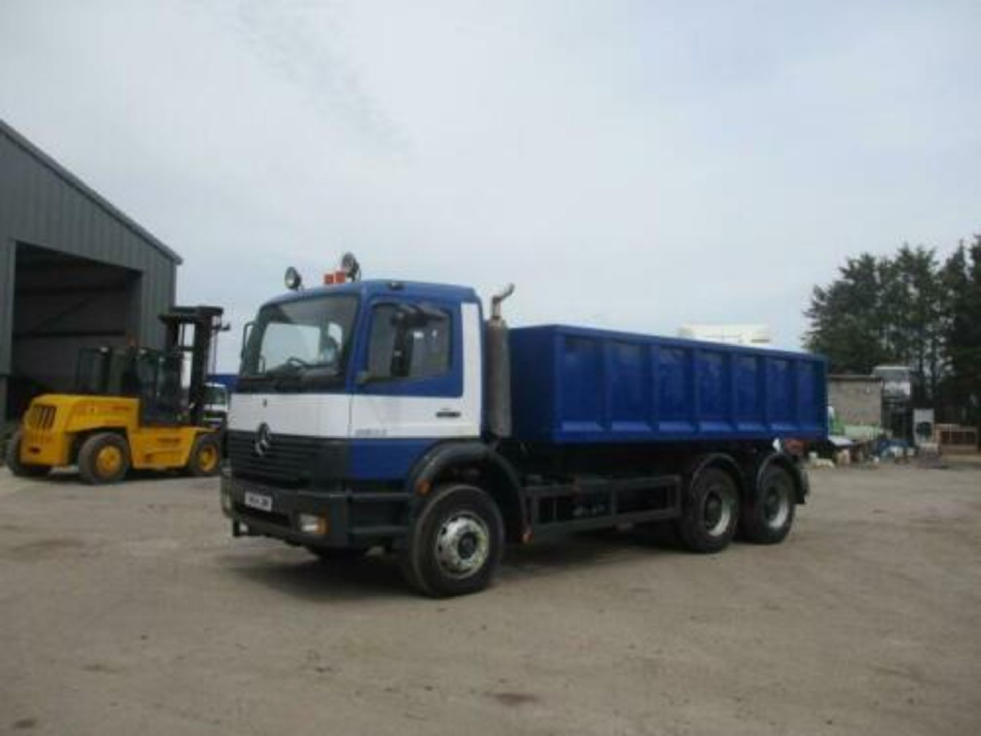 Mercedes 2633b Tipper with hub reduction 2004 - Image 3 of 12