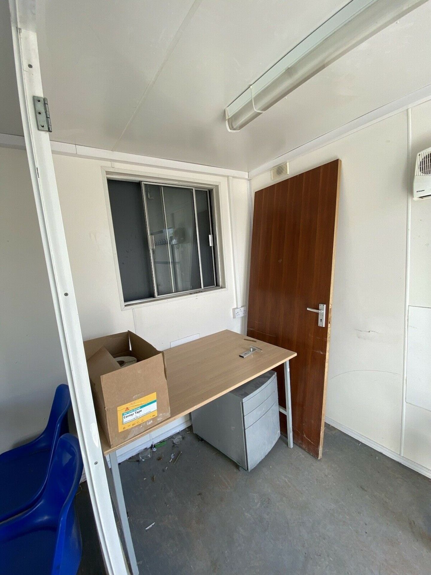 24ft X 10ft Welfare Unit With Generator - Image 9 of 12