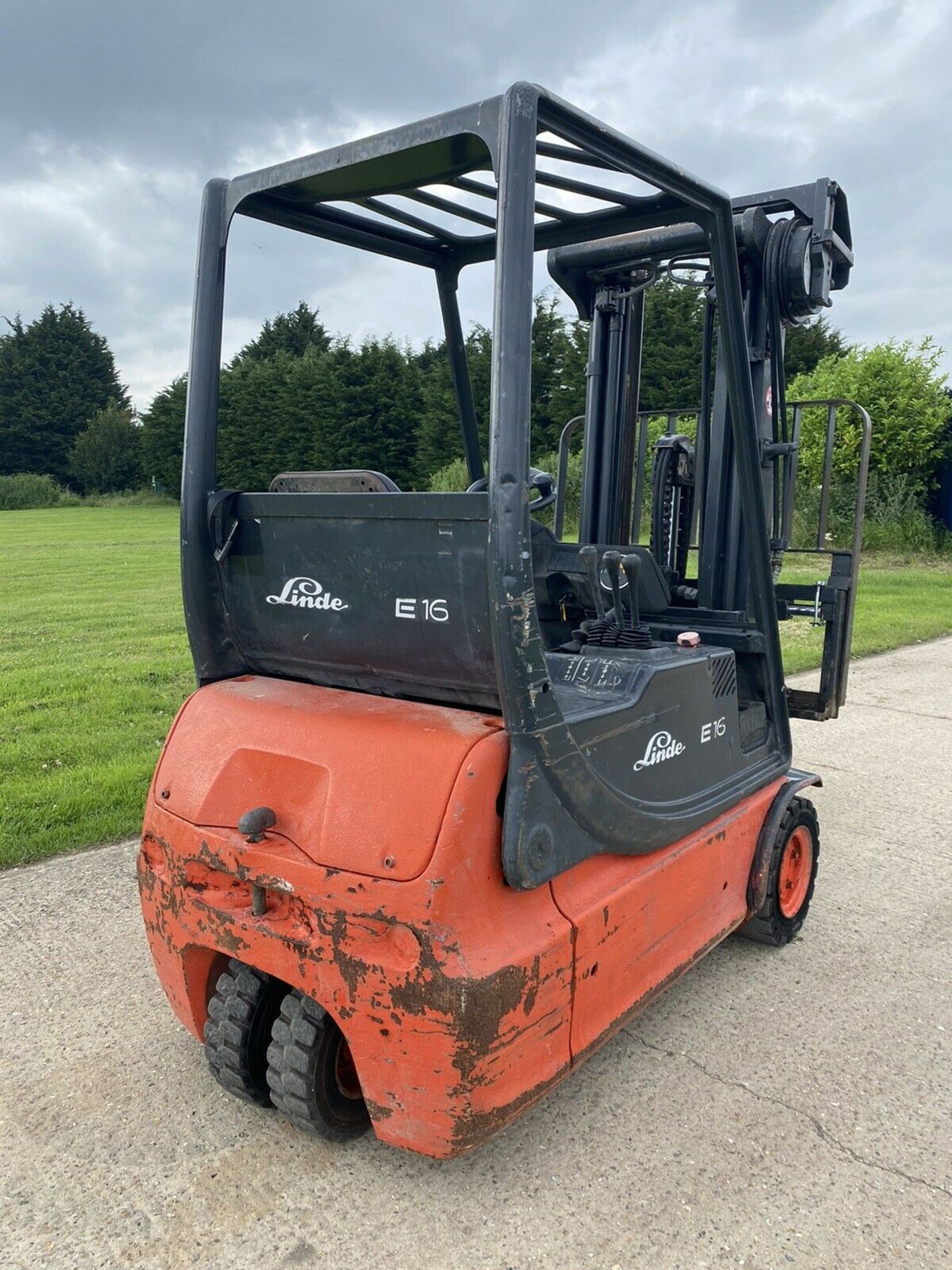 Linde 1.6 Tonne Electric Container Spec Forklift - Image 2 of 4