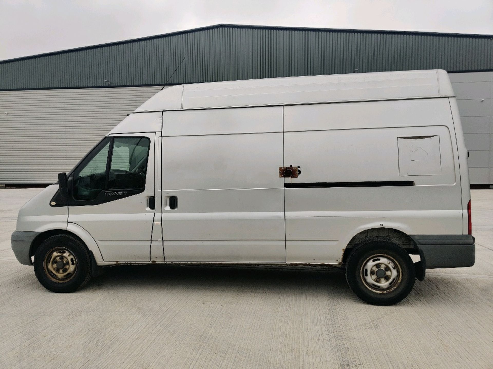 ENTRY DIRECT FROM LOCAL AUTHORITY Ford transit YG59OYU - Image 2 of 26