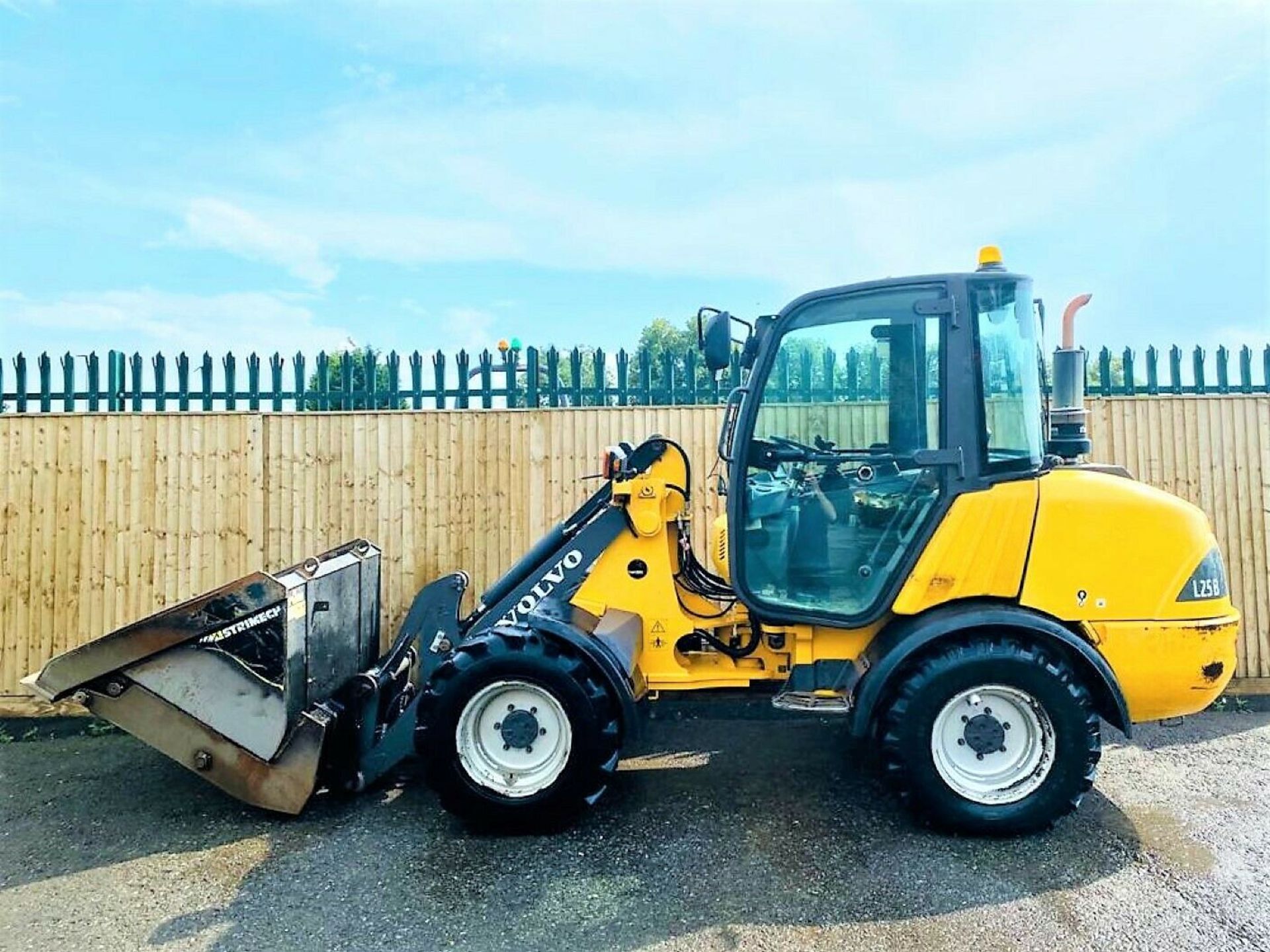 Volvo L-25B-P Wheel Loader 2005 - Image 5 of 12