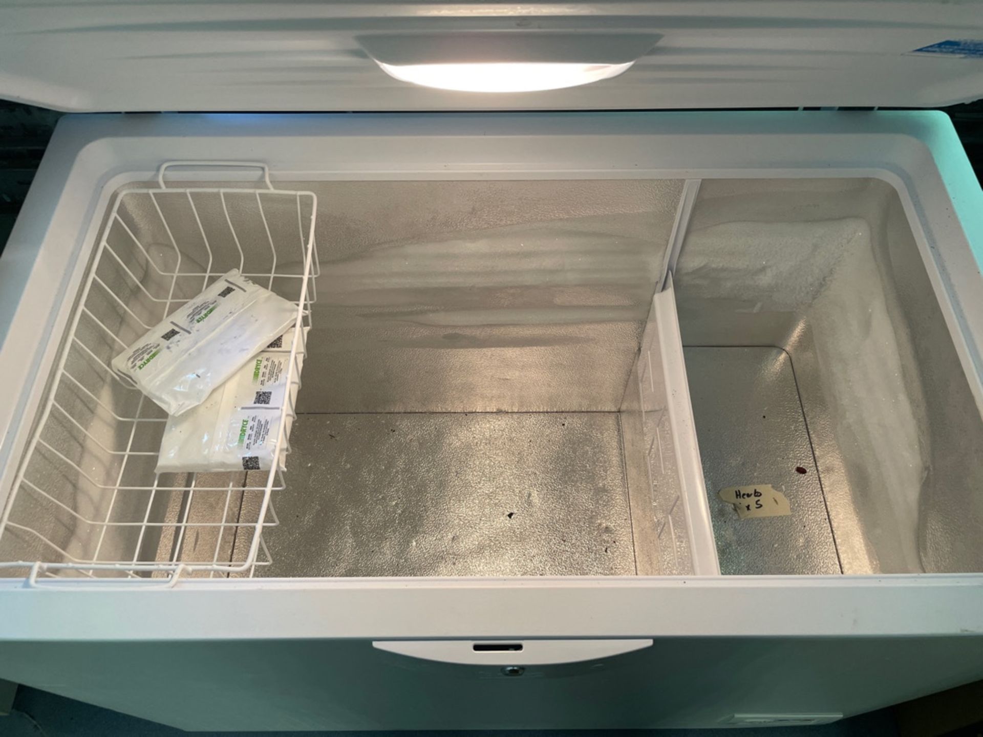 White Chest Freezer - Image 2 of 2