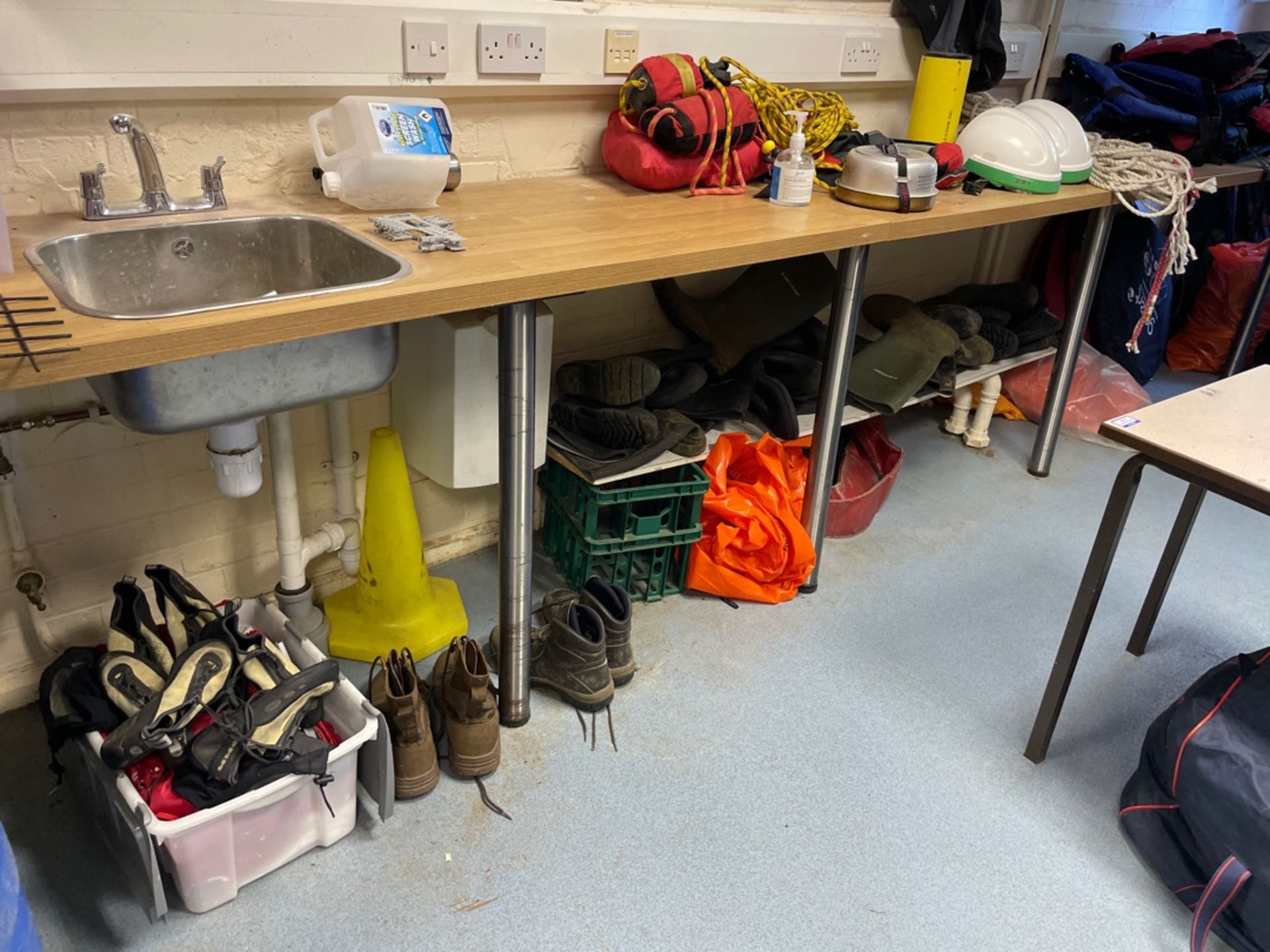 Contents Of Outdoor Pursuits Room - Image 3 of 10