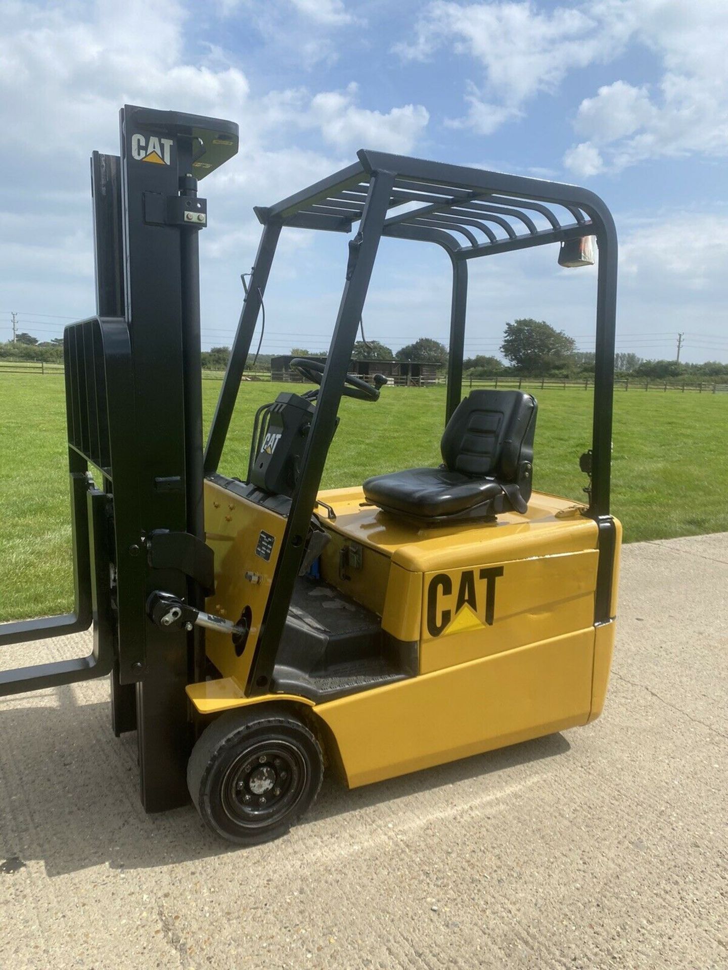 Cat 1.6 Tonne Electric forklift truck