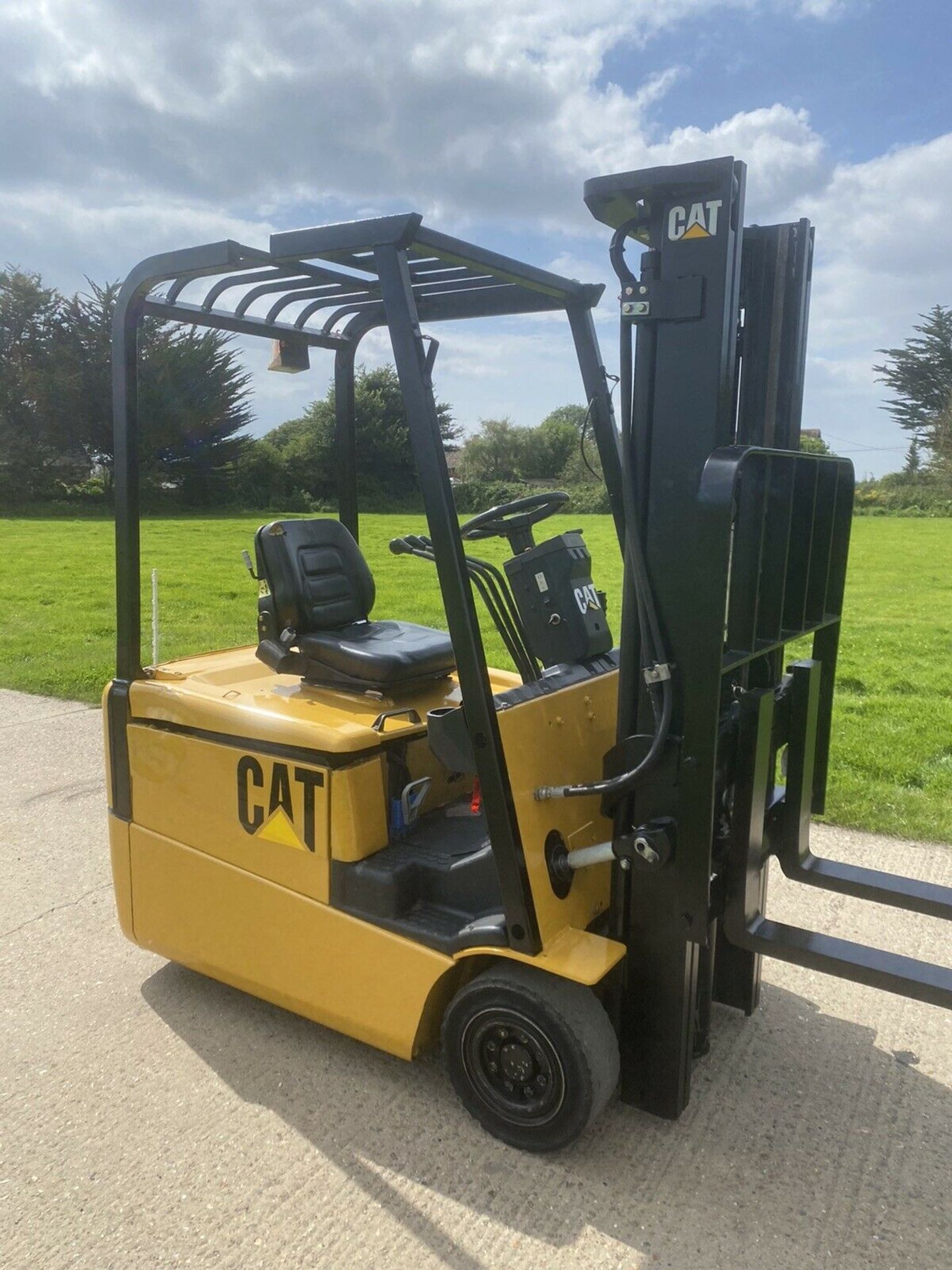 Cat 1.6 Tonne Electric forklift truck - Image 2 of 4