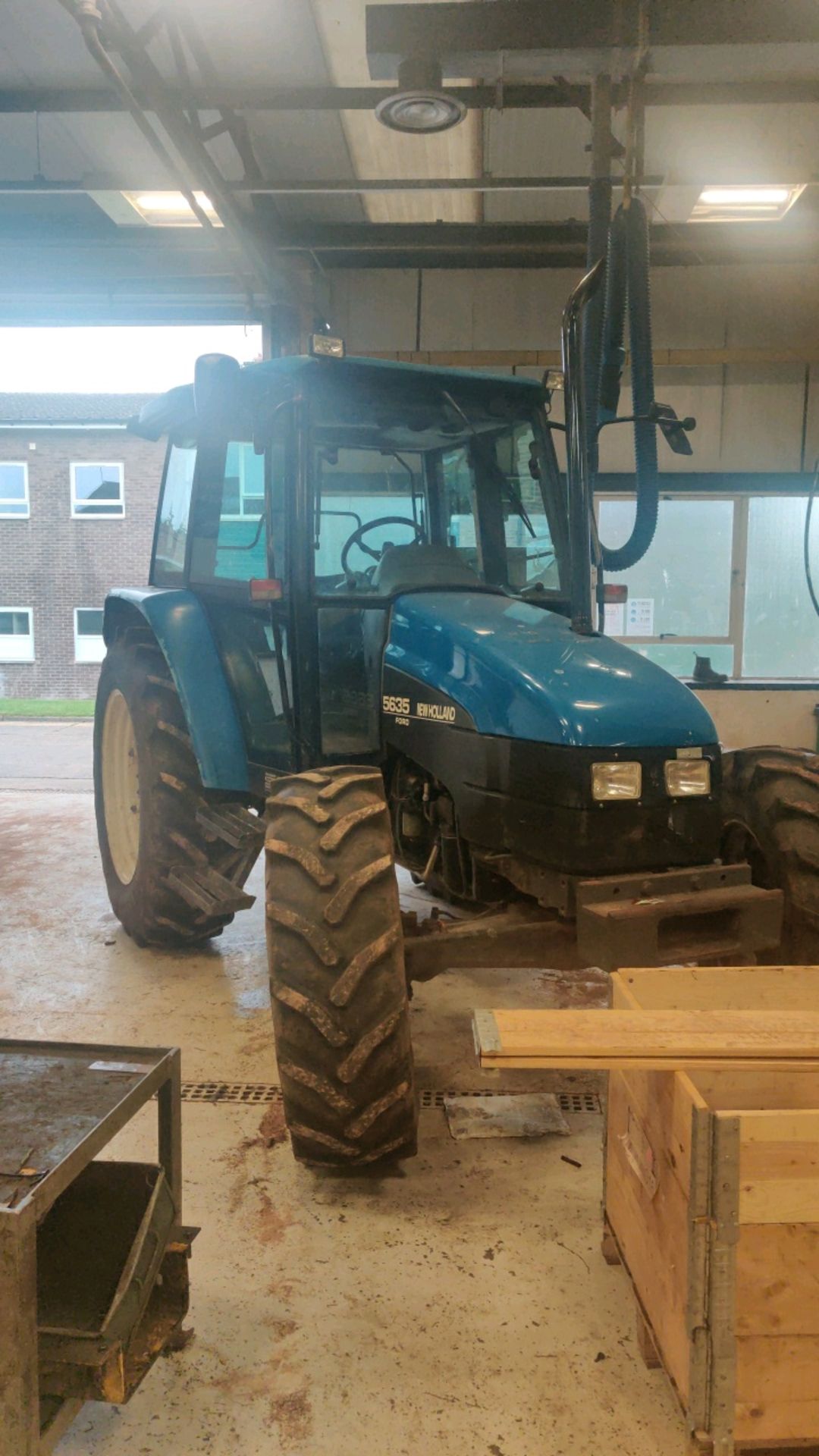 New Holland 5635 Ford tractor