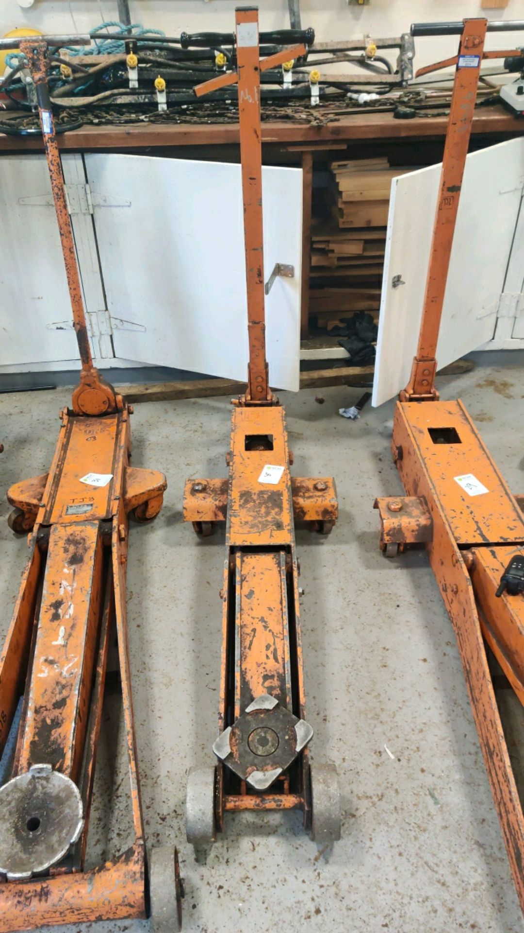 Hydraulic long reach jack