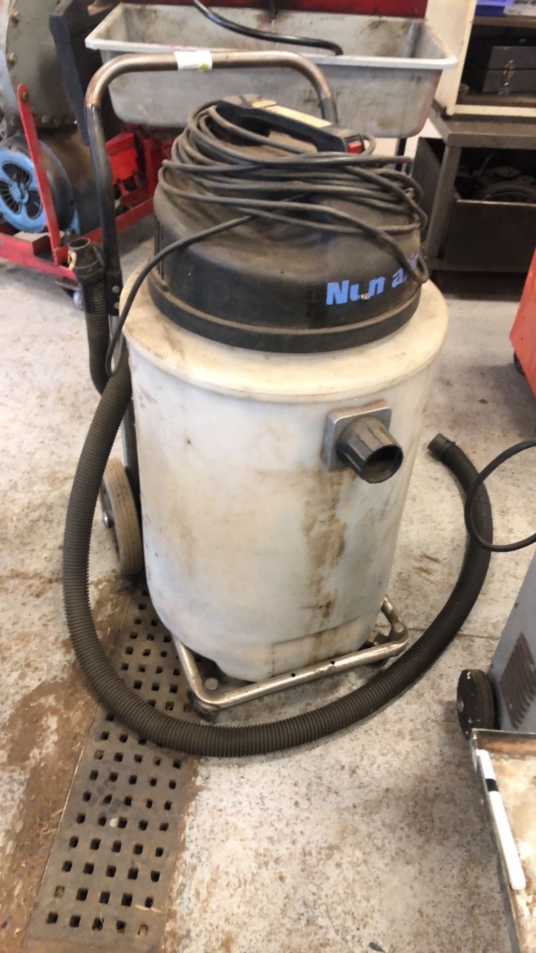 Numeric industrial vacuum