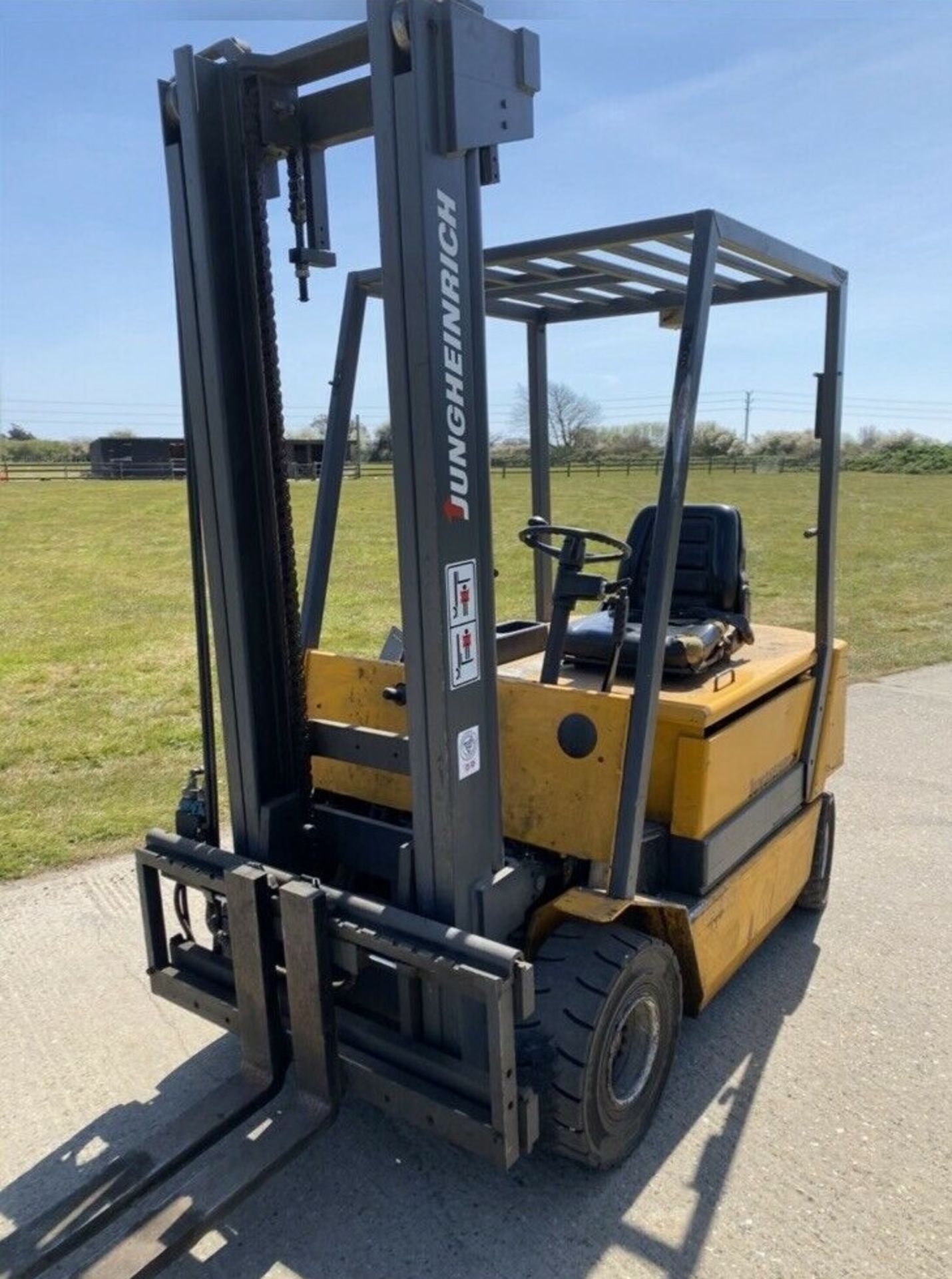 Boss 2.5 Tonne Electric forklift truck