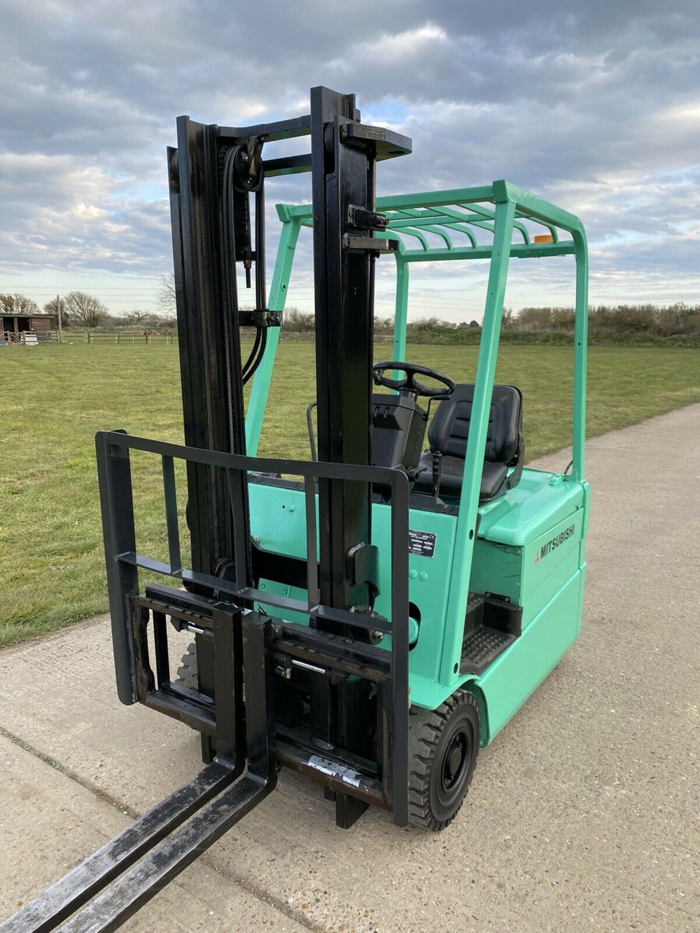 Mitsubishi 1.6 Tonne Electric forklift truck - Image 5 of 12