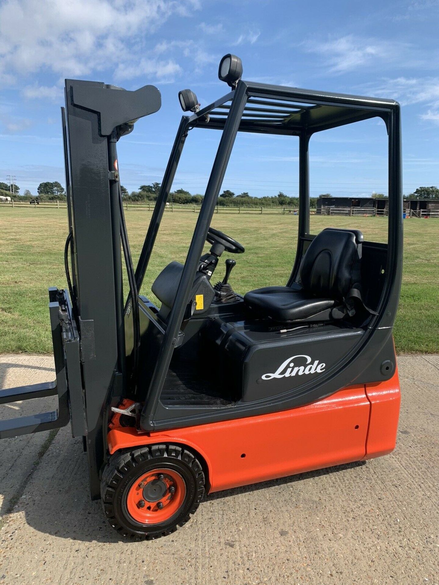 Linde 1.6 Tonne Electric Container Spec Forklift