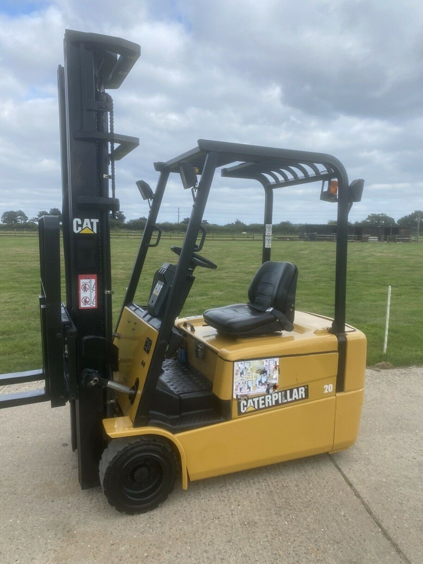 Cat 2 Tonne Electric forklift truck