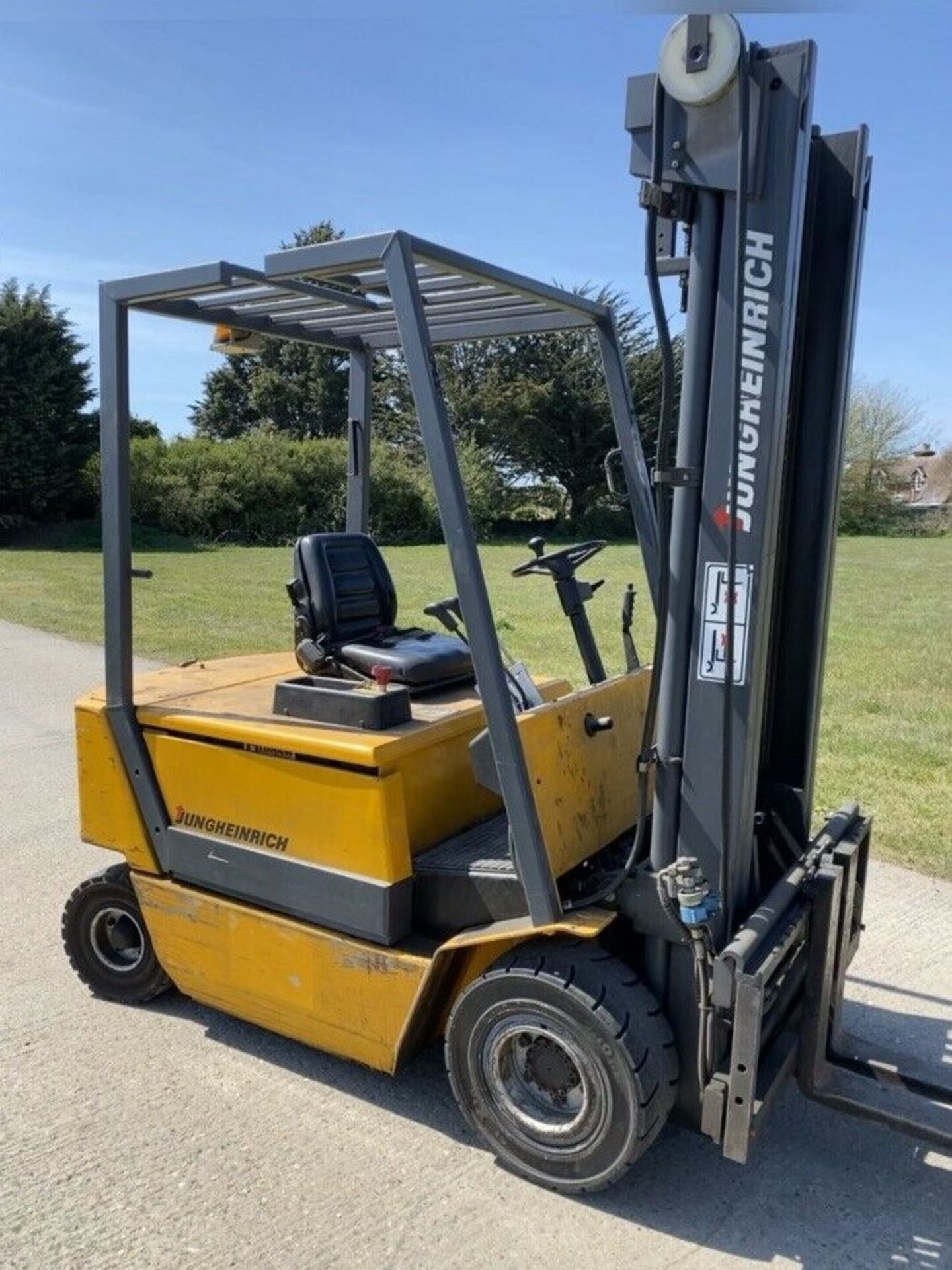 Boss 2.5 Tonne Electric forklift truck - Image 2 of 5