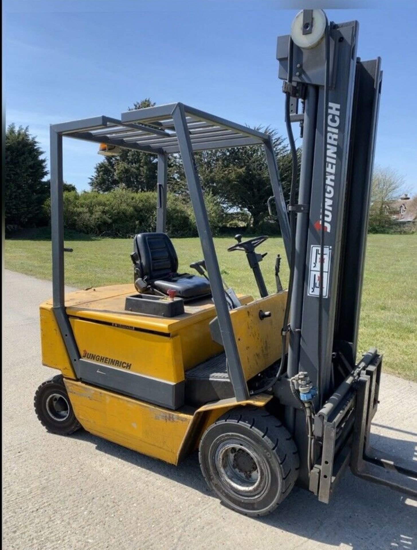 Boss 2.5 Tonne Electric forklift truck - Image 3 of 5
