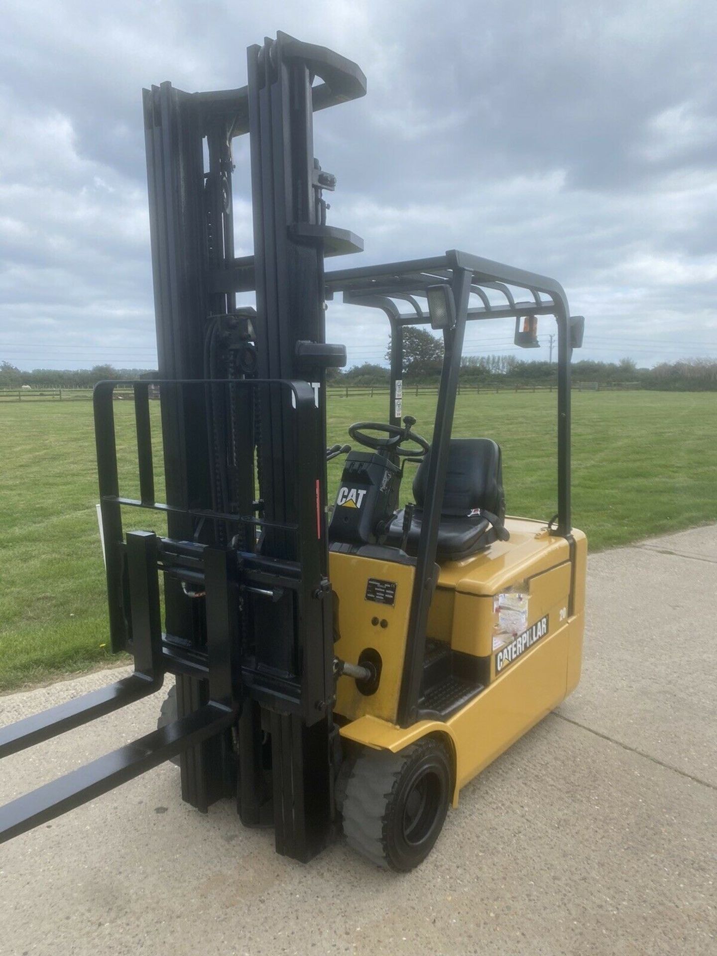 Cat 2 Tonne Electric forklift truck - Image 2 of 4