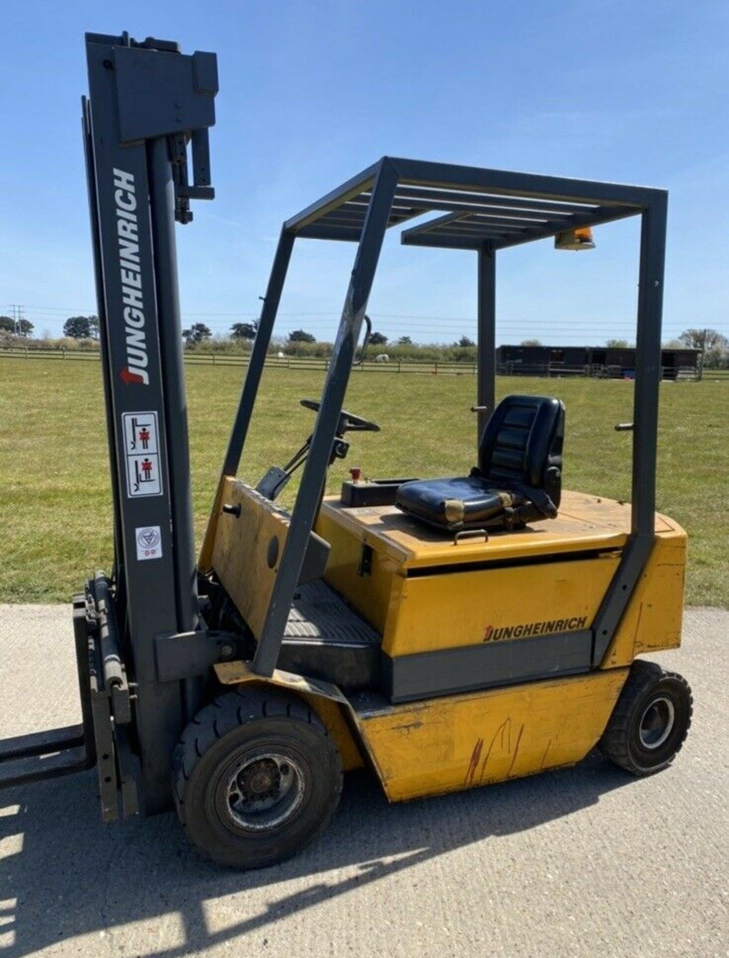 Boss 2.5 Tonne Electric forklift truck - Image 4 of 5