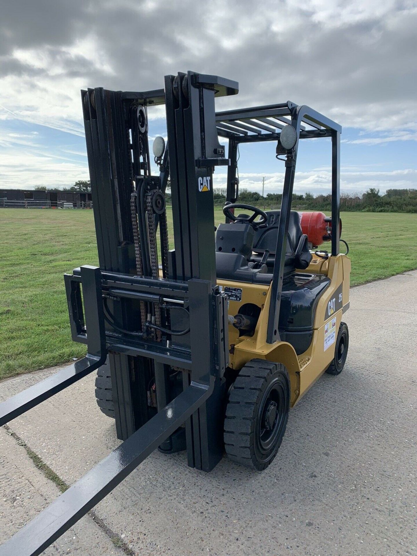 Caterpillar 2.5 Tonne Gas Container Spec Forklift - Image 2 of 2