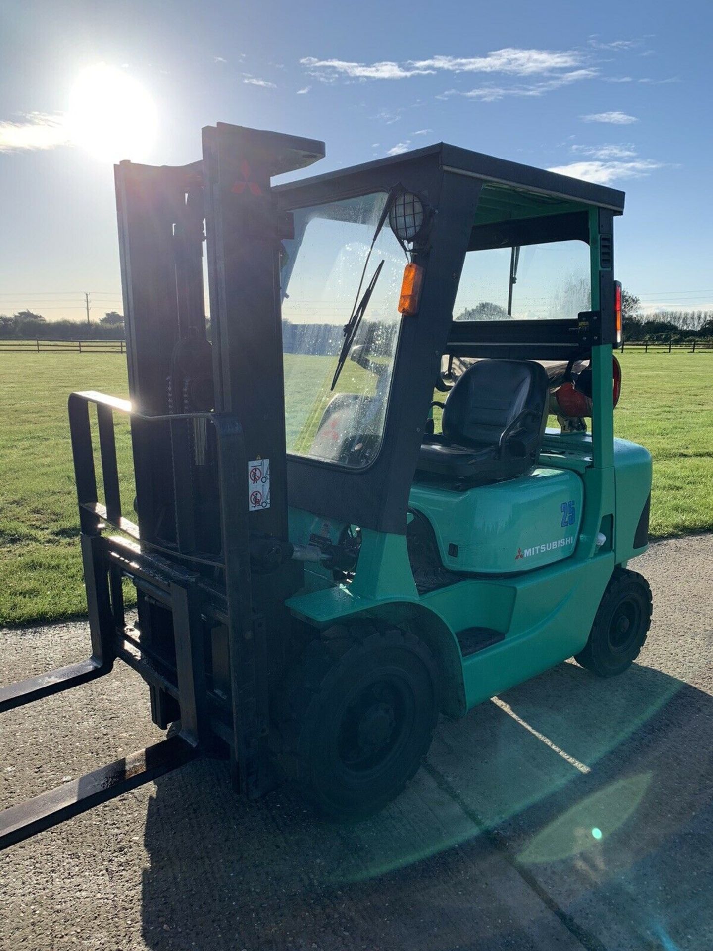 Mitsubishi 2 Tonne Gas forklift truck Low Hours - Image 3 of 7