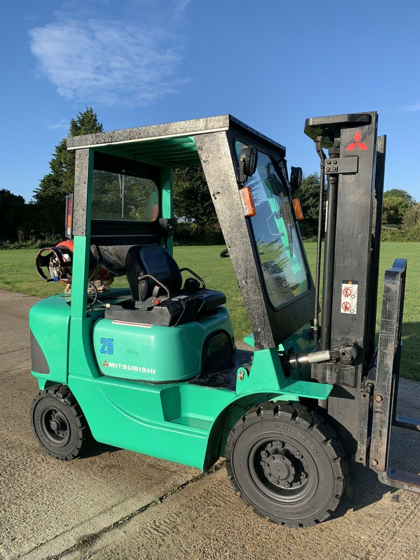 Mitsubishi 2 Tonne Gas forklift truck Low Hours