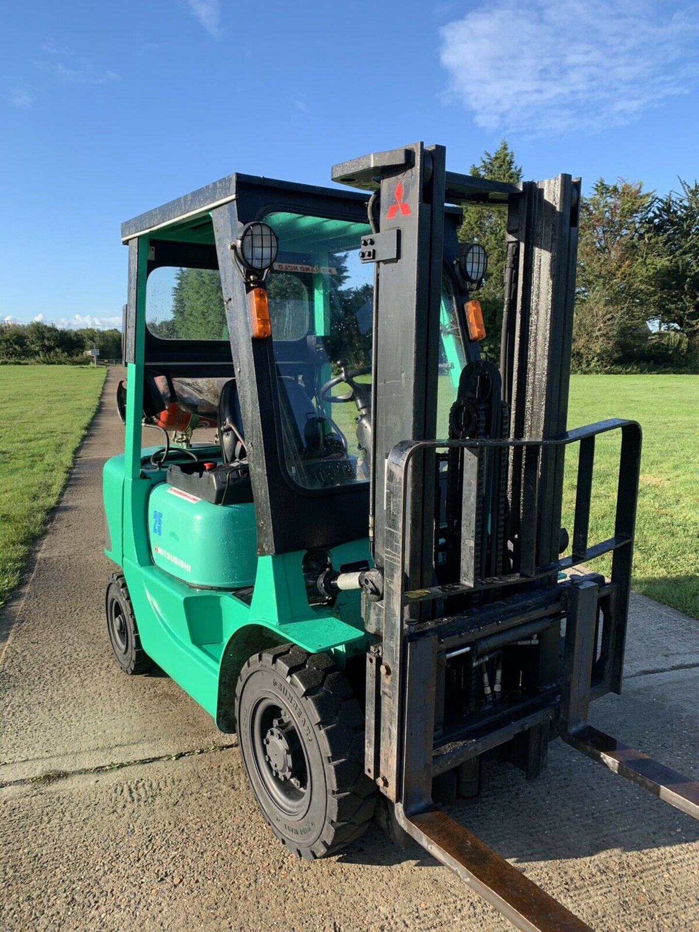 Mitsubishi 2 Tonne Gas forklift truck Low Hours - Image 2 of 7