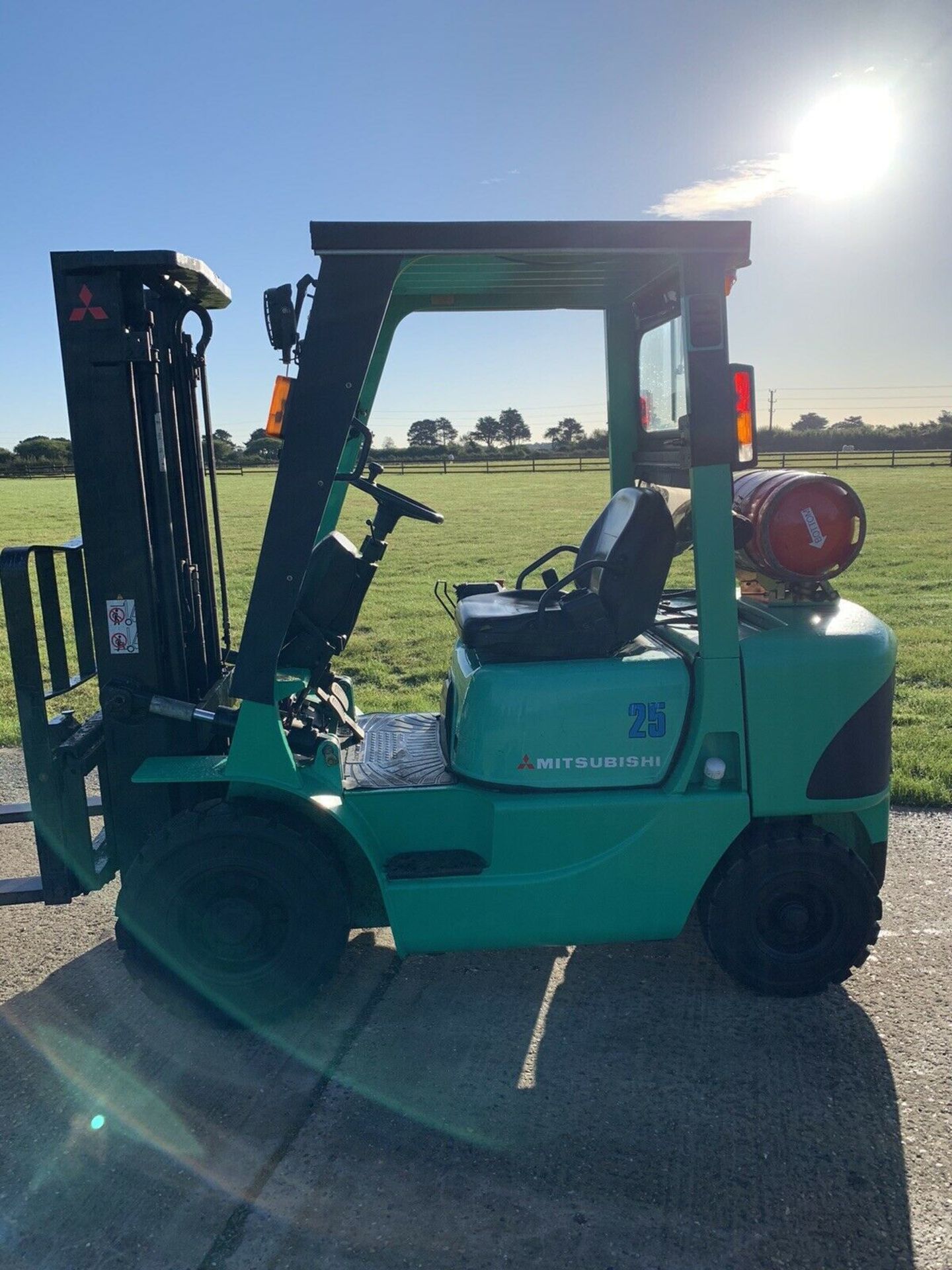 Mitsubishi 2 Tonne Gas forklift truck Low Hours - Image 4 of 7