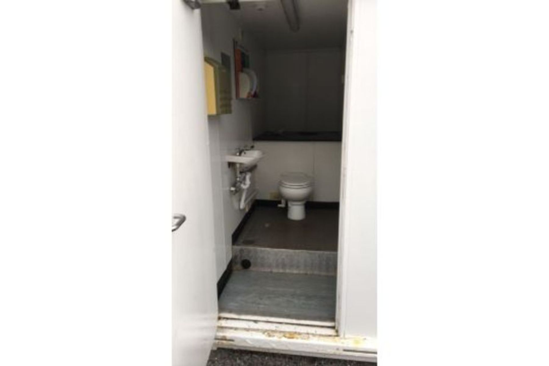 Welfare unit 25ft - Image 13 of 14