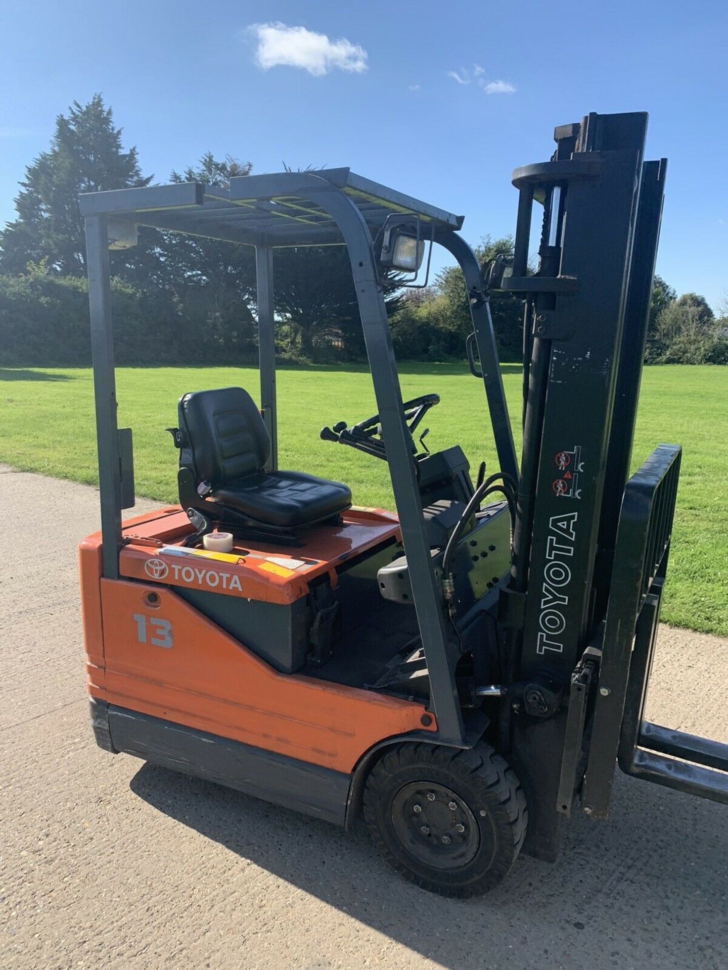 Toyota 1.3 Tonne Electric forklift truck - Image 3 of 5