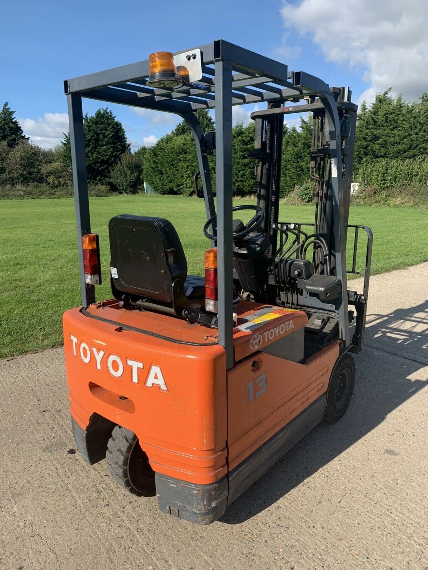 Toyota 1.3 Tonne Electric forklift truck - Image 4 of 5