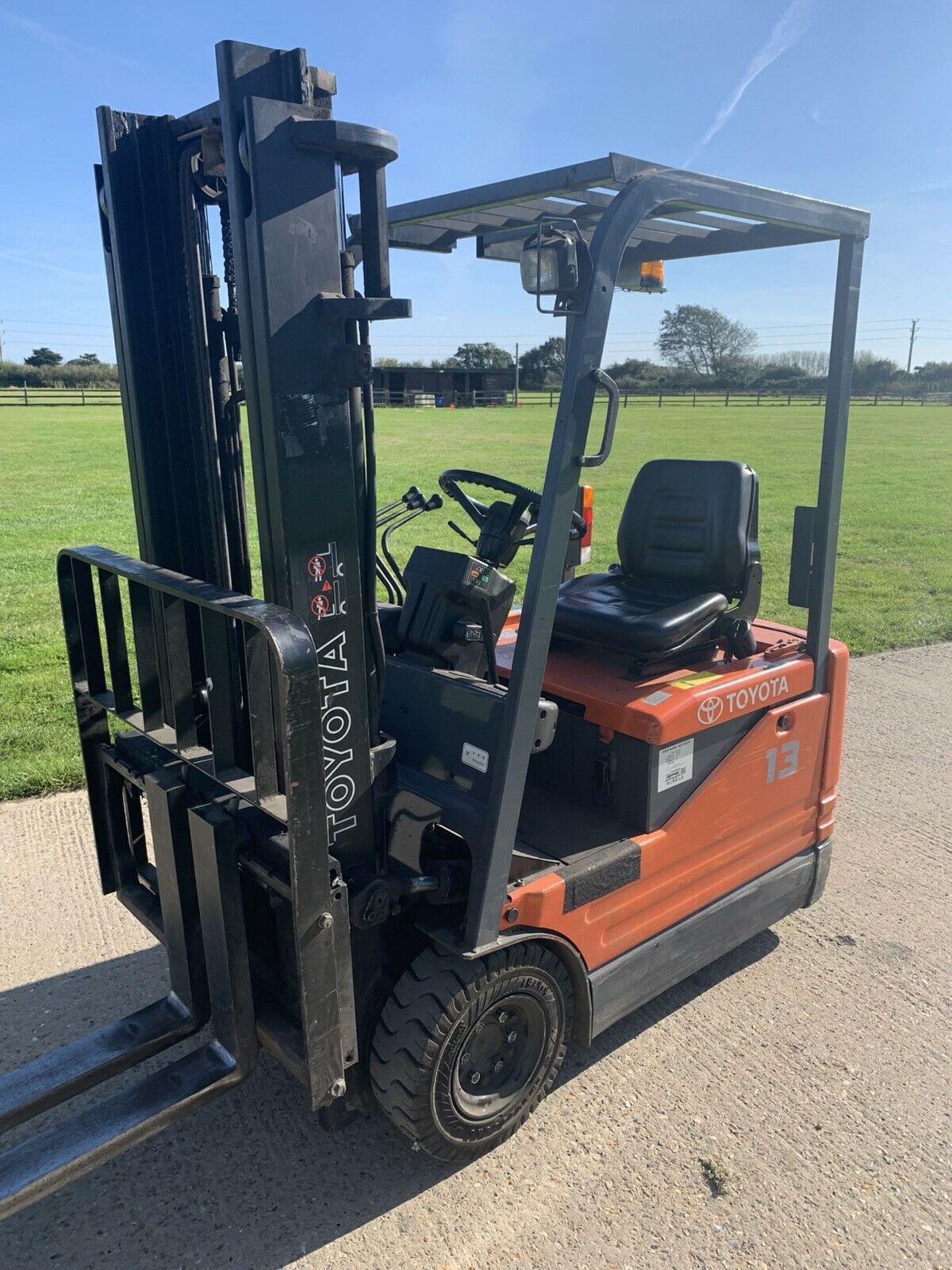 Toyota 1.3 Tonne Electric forklift truck - Image 2 of 5