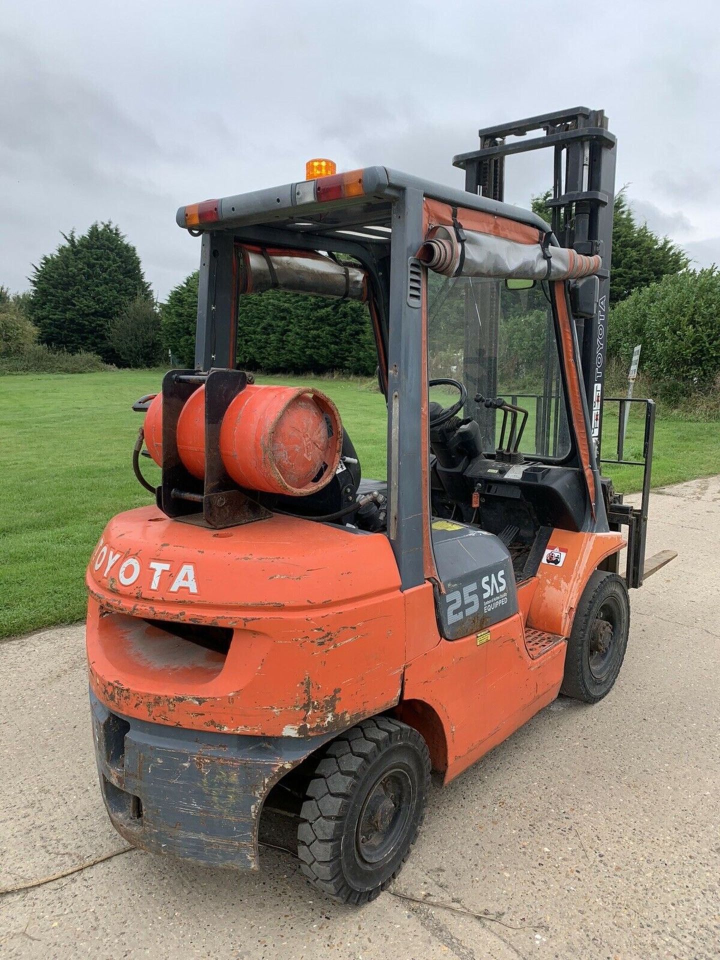 Toyota 2.5 Tonne Gas Forklift - Image 2 of 3