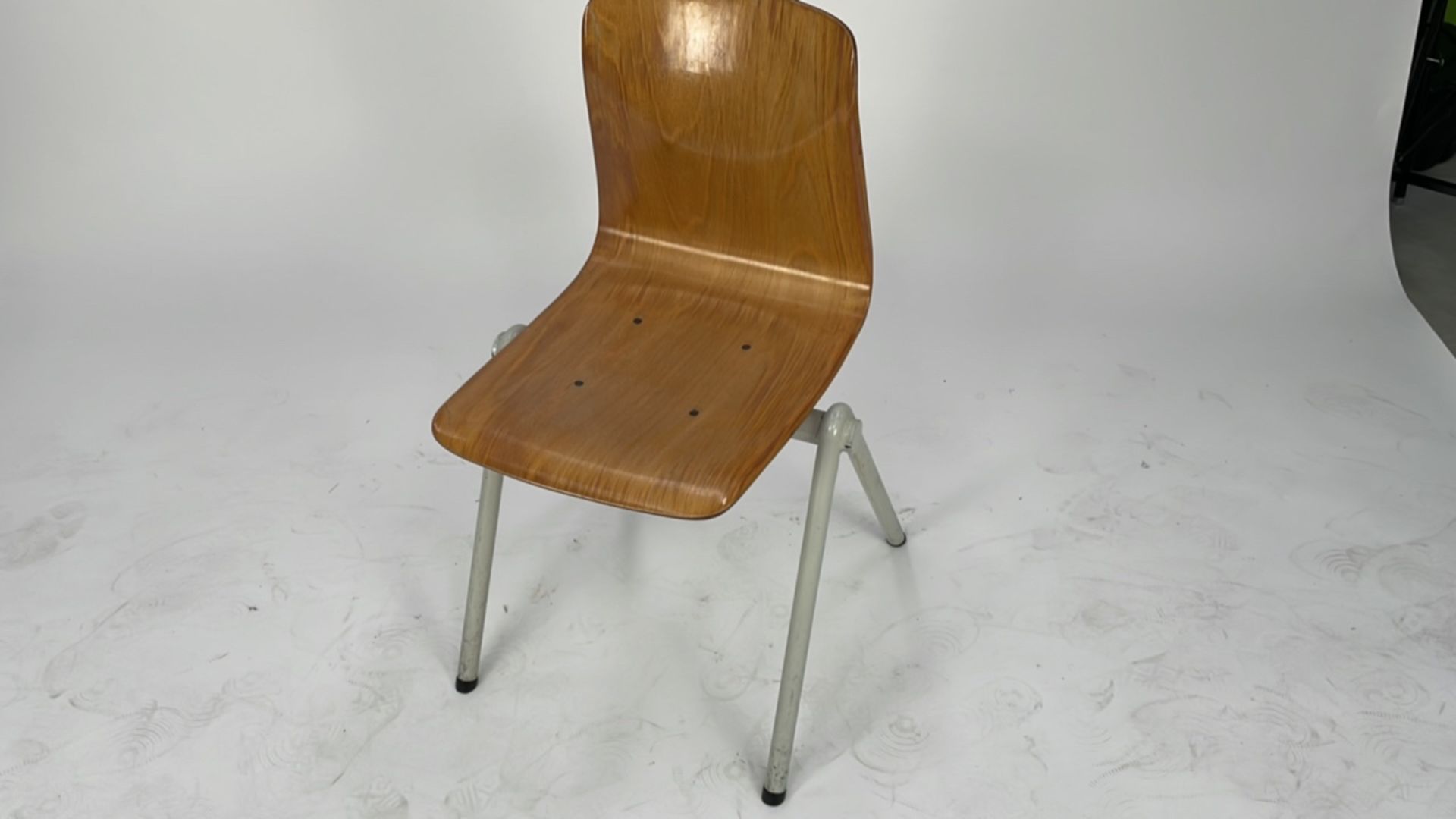 Oak effect chair - Image 3 of 3
