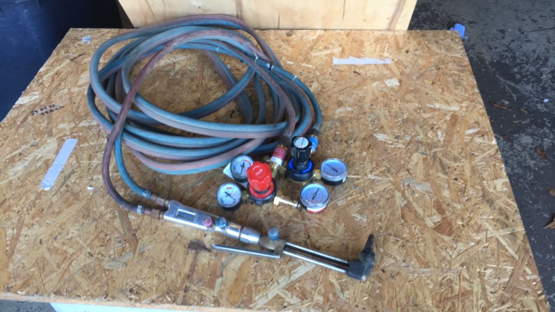 Oxyacetylene gauges, hoses & cutting torch set (N1 - Image 3 of 4