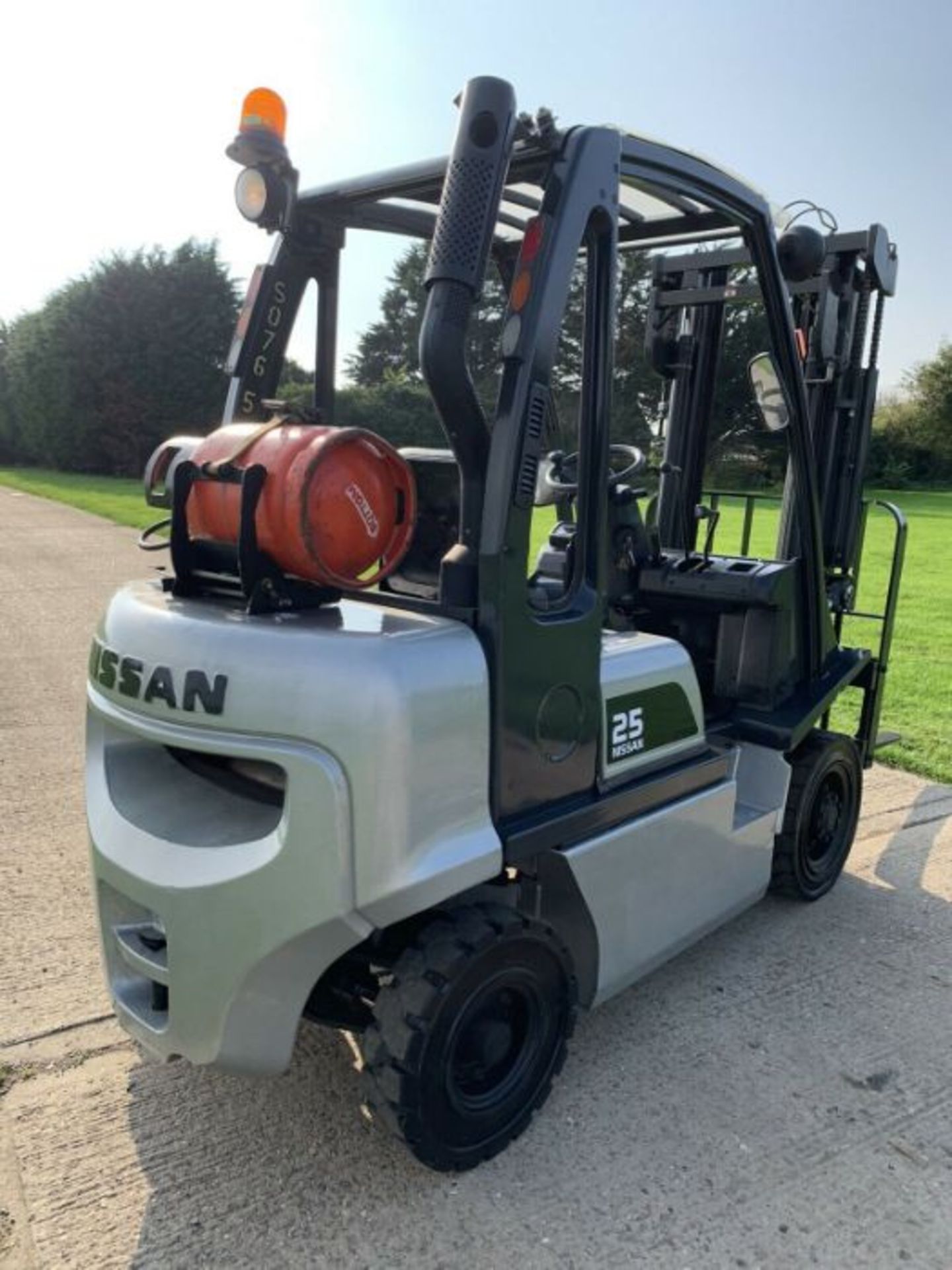 Nissan 2.5 Tonne Gas Forklift - Image 6 of 6