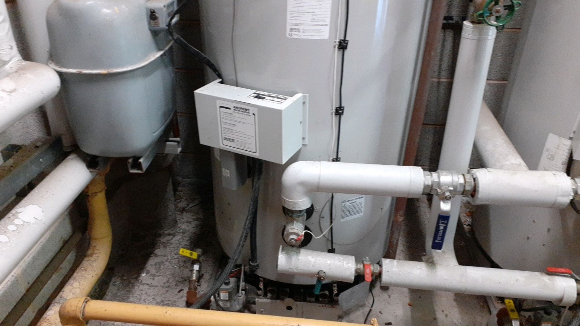 Water heater - Image 3 of 4