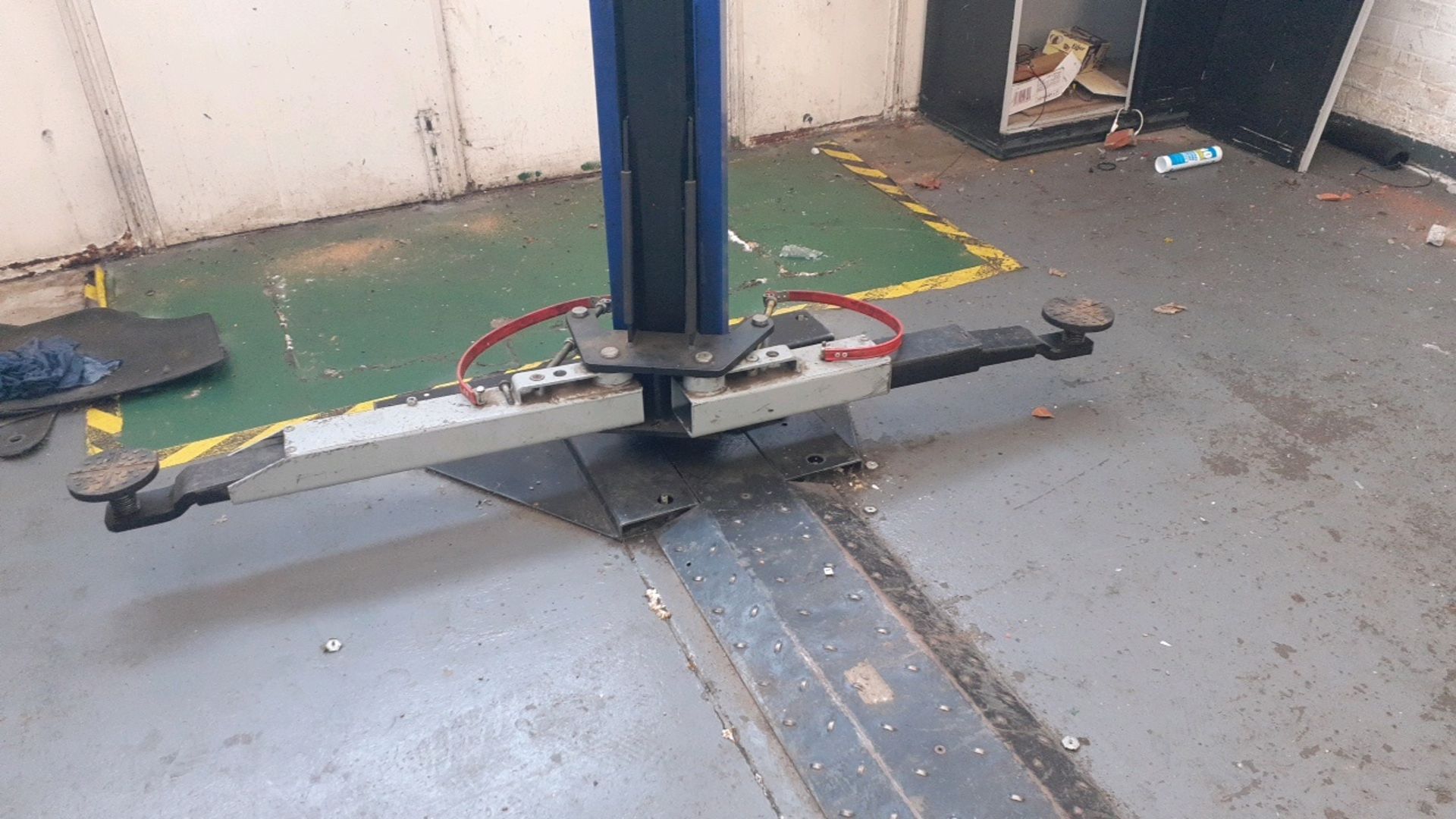 2 post vehicle lift - Image 4 of 5