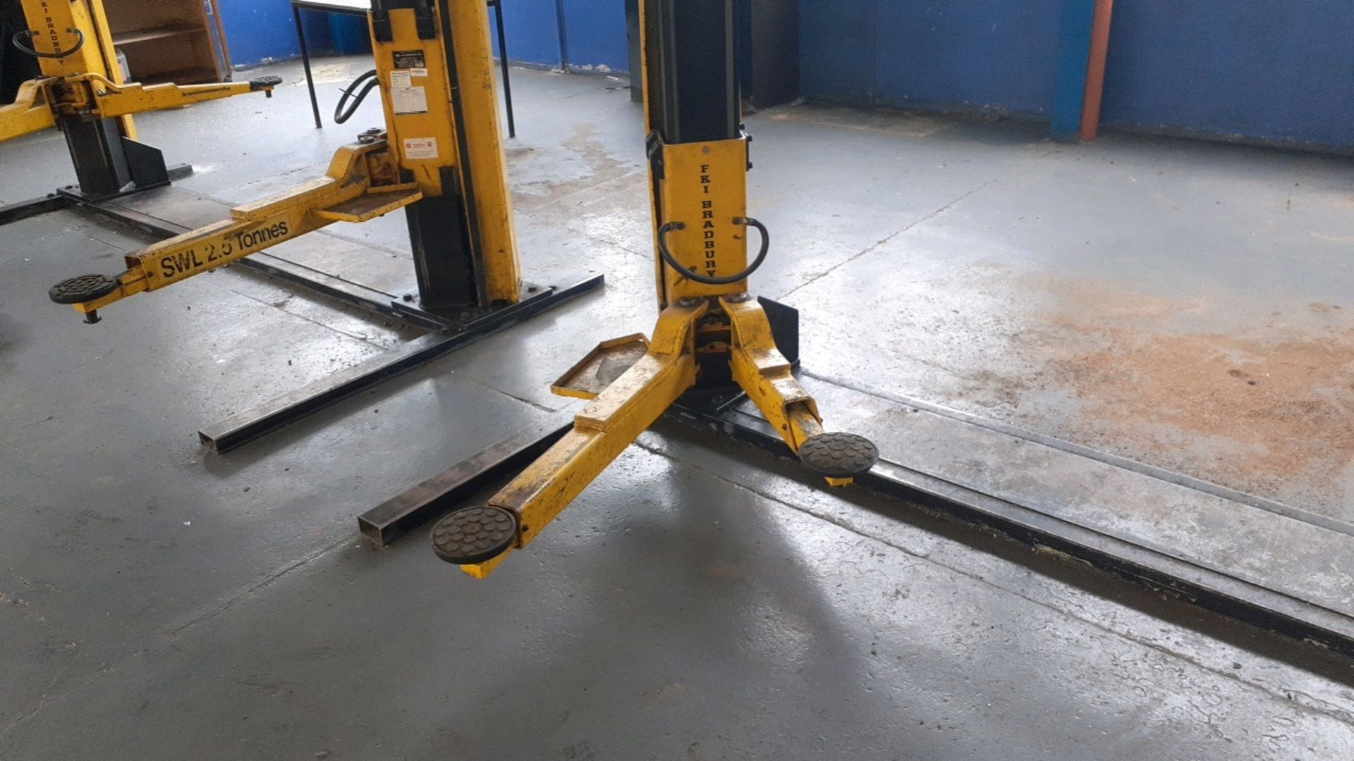 Two post vehicle lift - Image 3 of 5