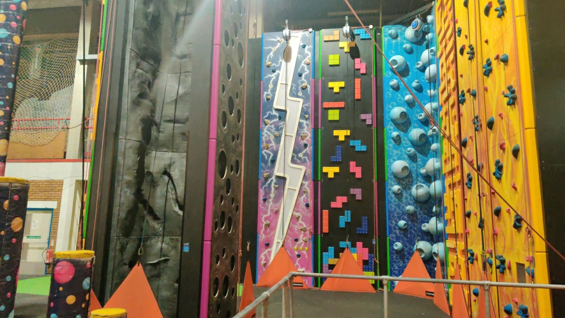 Climbing walls - Image 14 of 16