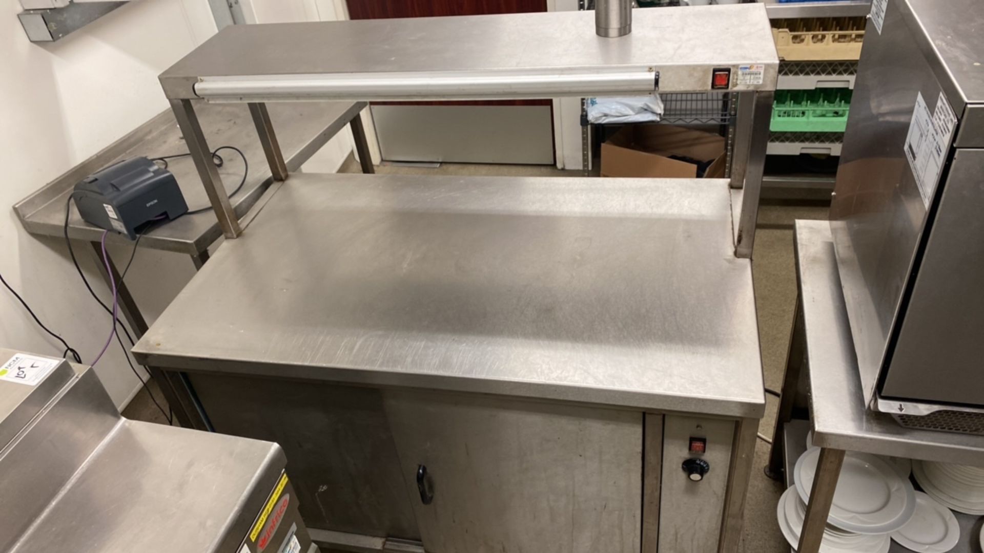 Hot cupboard with intergrated heated gantry