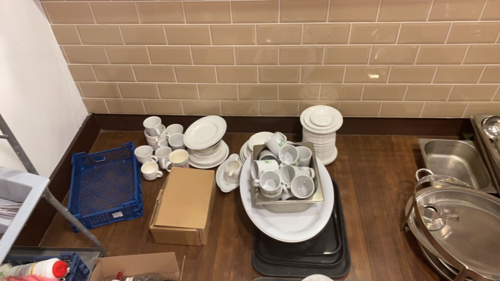 Mixed front of house crockery and plastics - Image 2 of 6