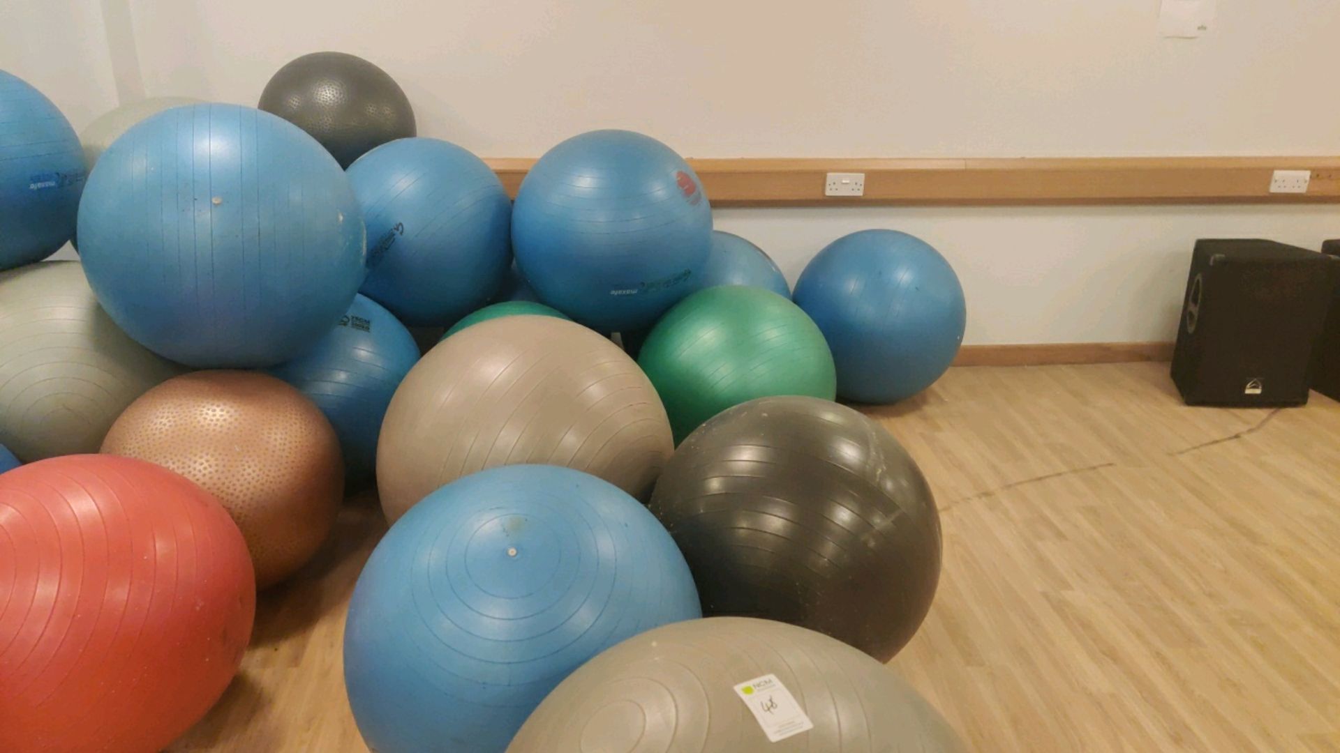 Selection of gym balls - Image 3 of 3