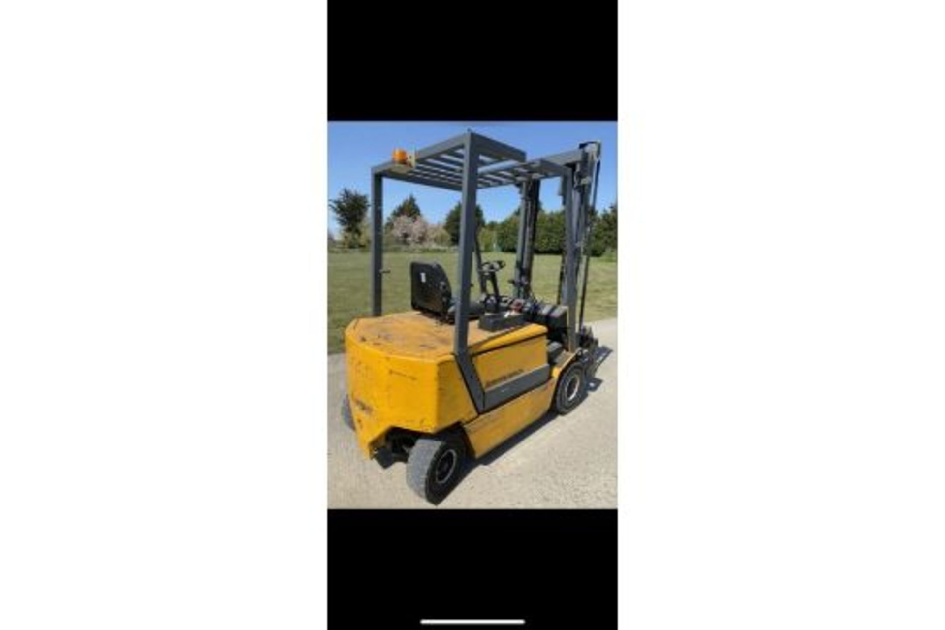 Boss 2.5 Tonne Electric forklift truck - Image 2 of 4