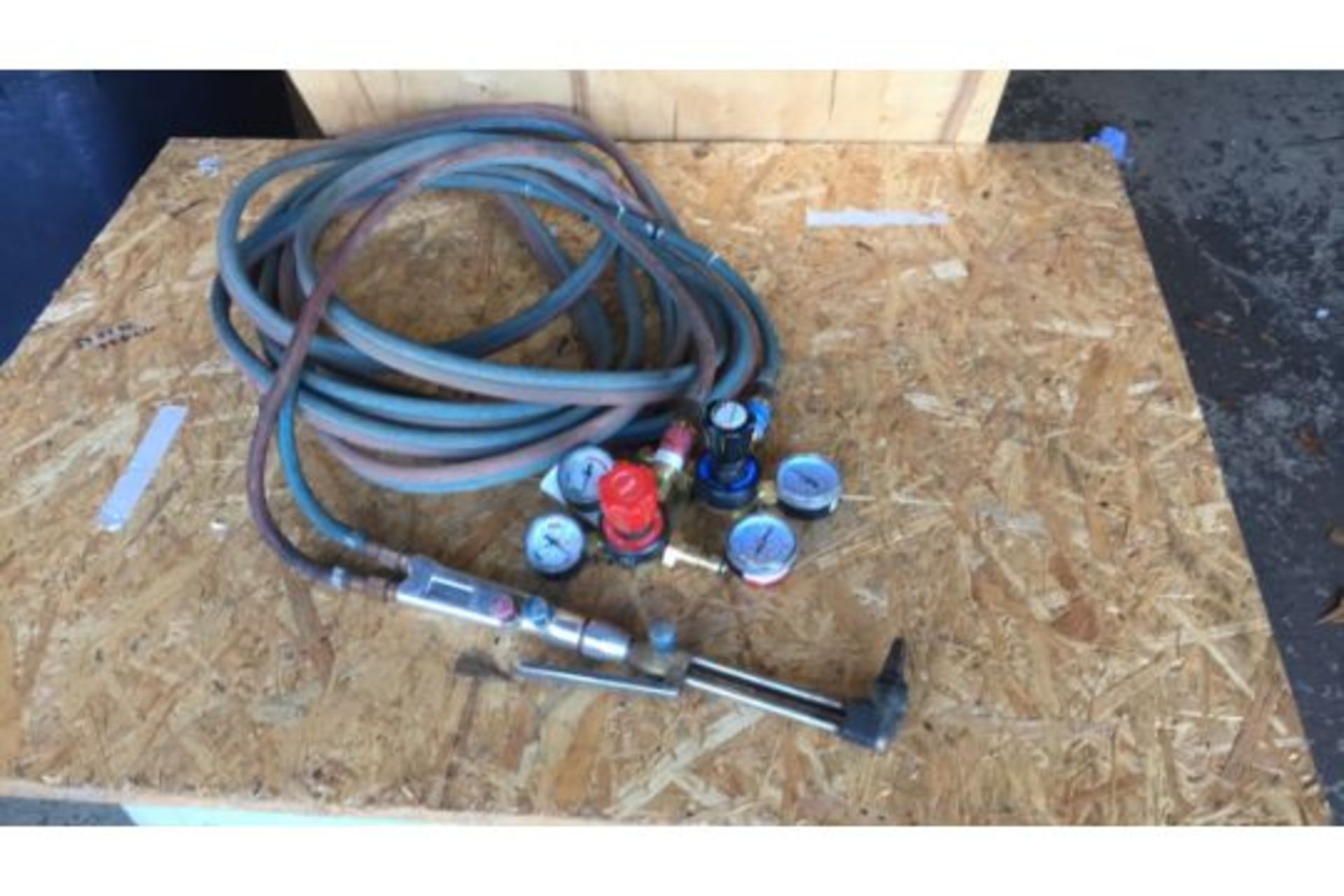 Oxyacetylene gauges, 26ft hoses & cutting torch set (N1191464 & N1191465) - Image 3 of 4