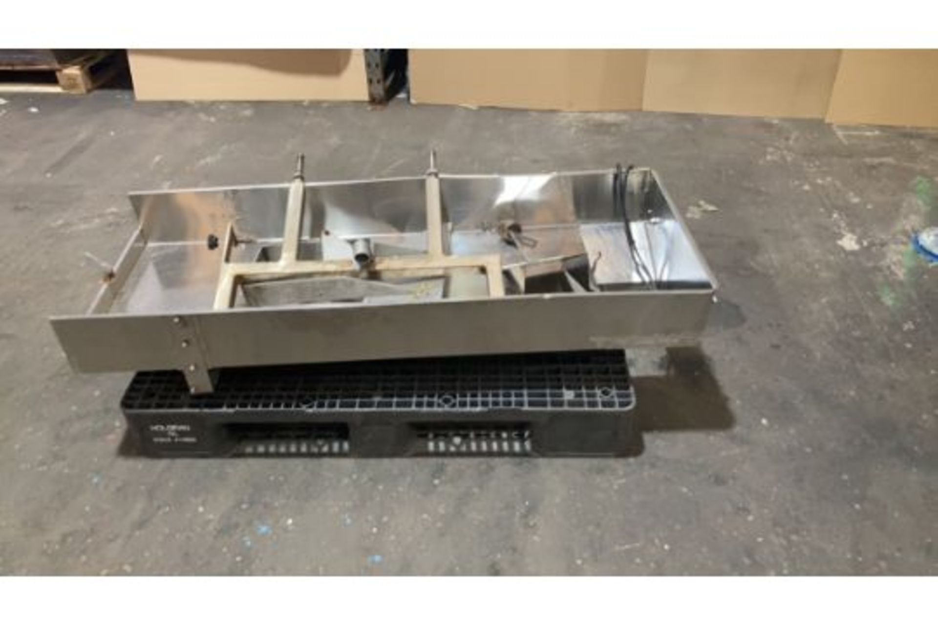 Vibrating table with steel fabricated stand