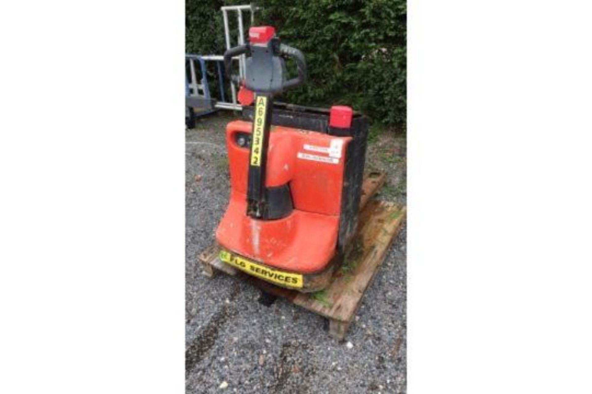Electric Pallet Truck 2000kg (A695342) - Image 4 of 5
