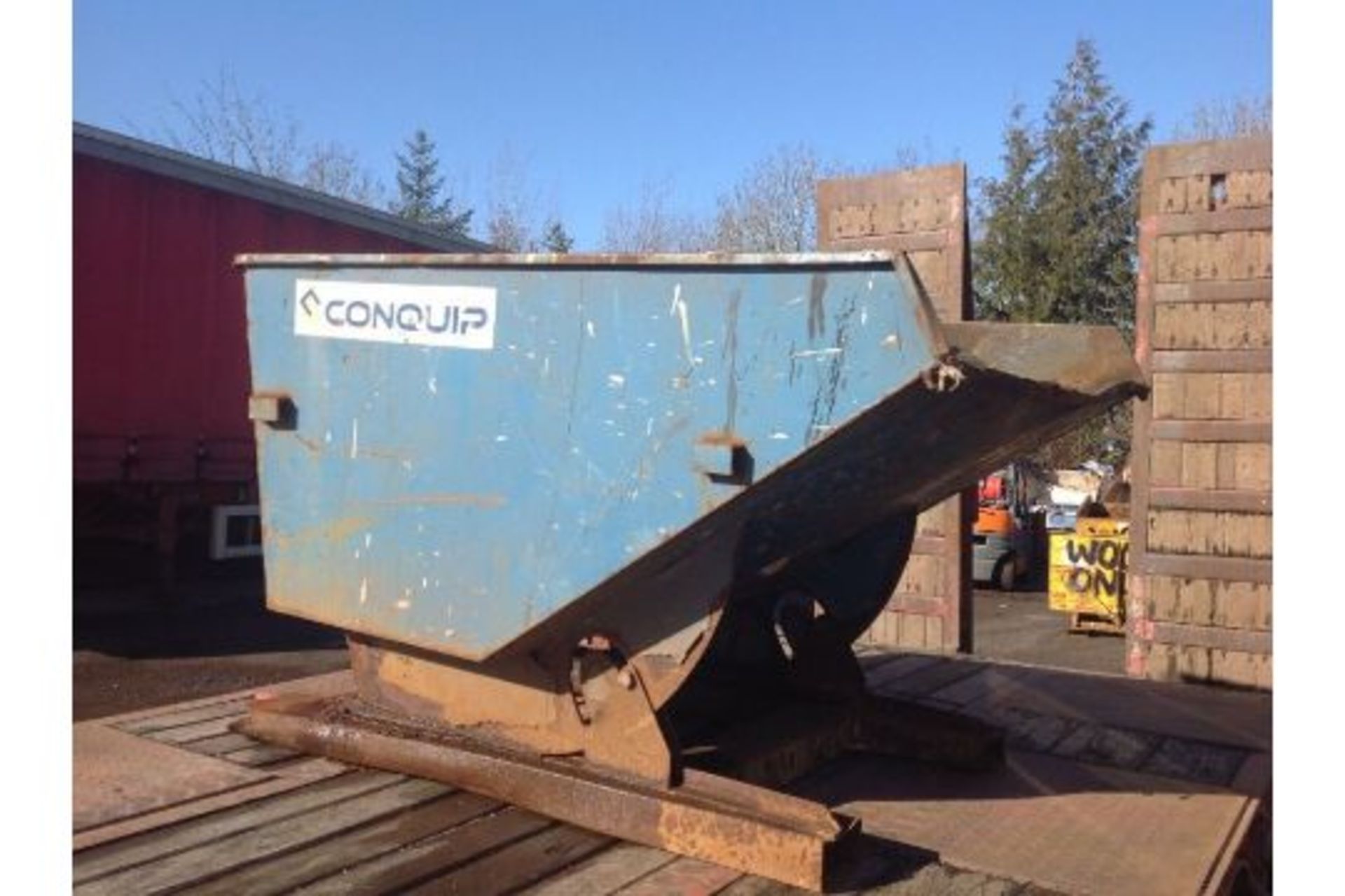 Forklift tipping skips