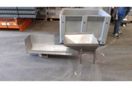 Stainless steel feed hopper with vibratory outfeed chute