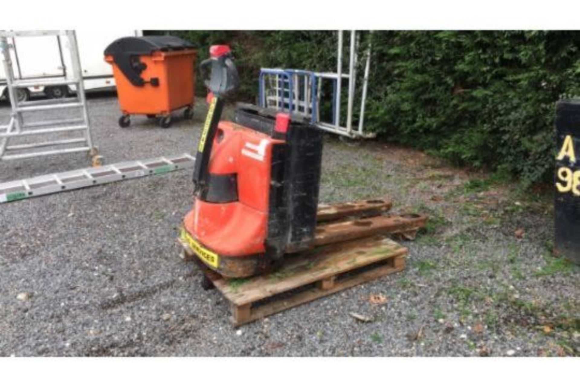 Electric Pallet Truck 2000kg (A695342) - Image 3 of 5