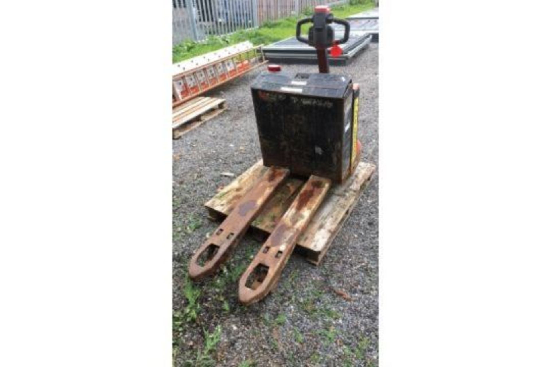 Electric Pallet Truck 2000kg (A695342) - Image 5 of 5