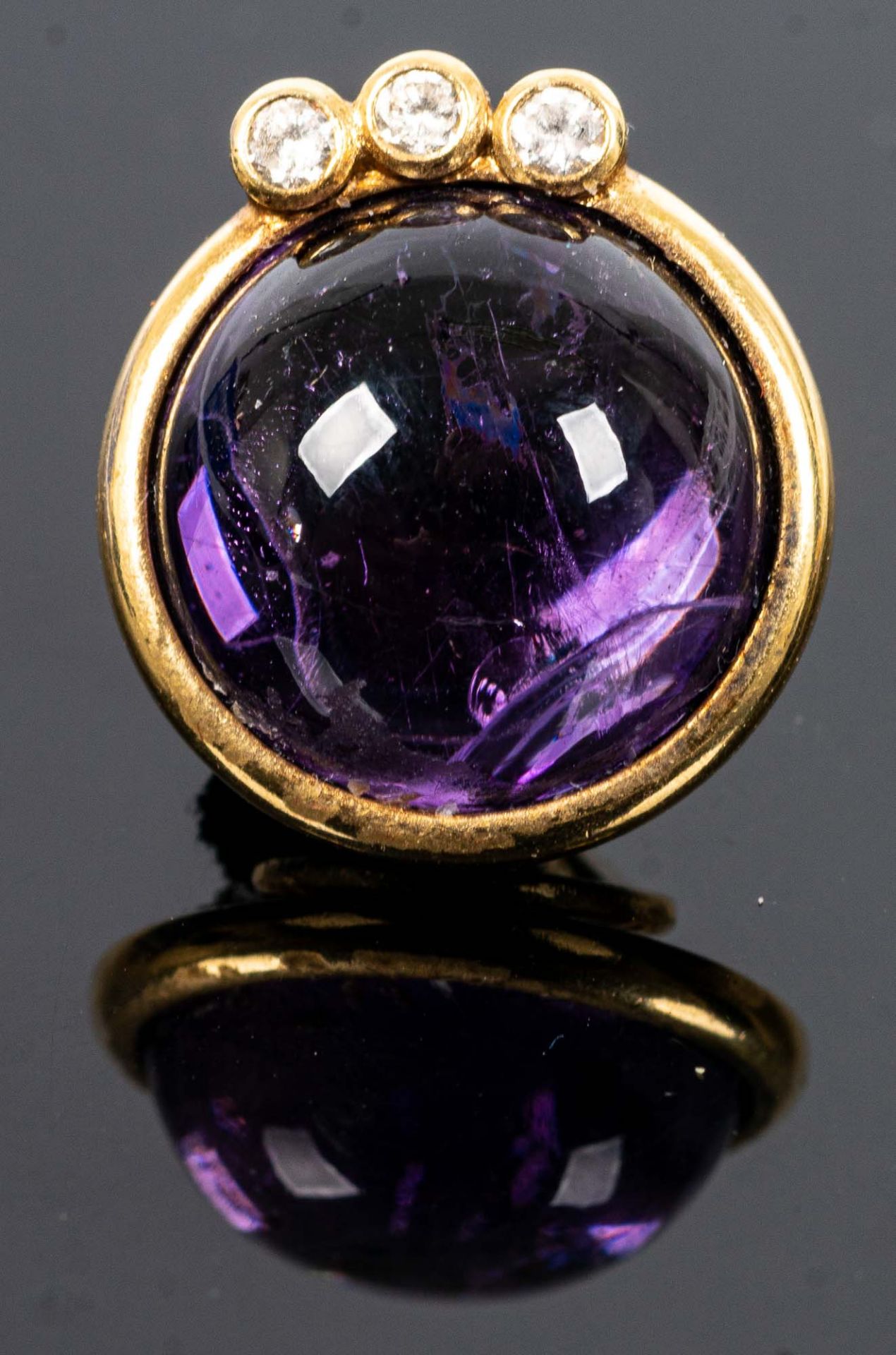 Paar 585er Gelbgold Ohrclips, jeweils mit rundem Amethyst-Cabochon und 3 Brilla - Image 6 of 6